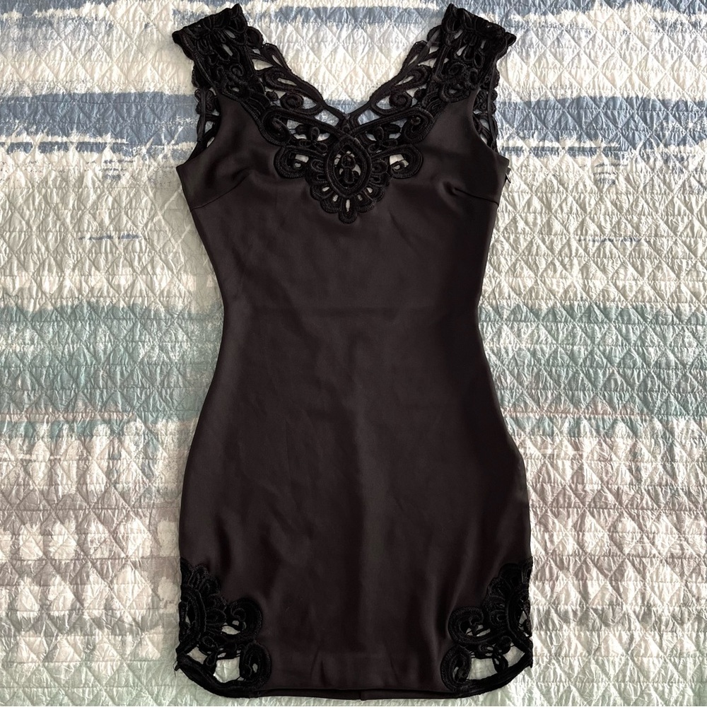 DRESS THE POPULATION Black Lace Mini Dress